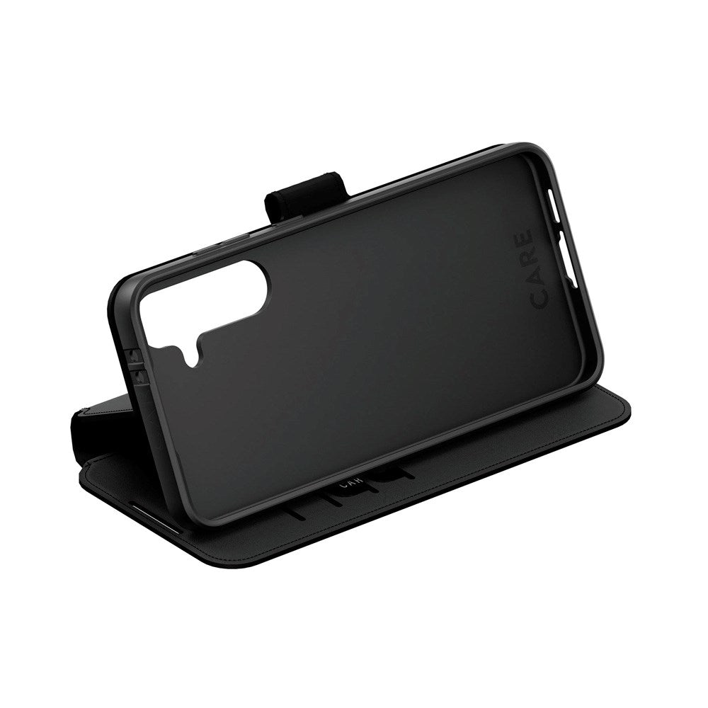 CARE by PanzerGlass Samsung Galaxy S24 FE Feature Wallet Case m. Ståfunktion og Kortholder - Sort