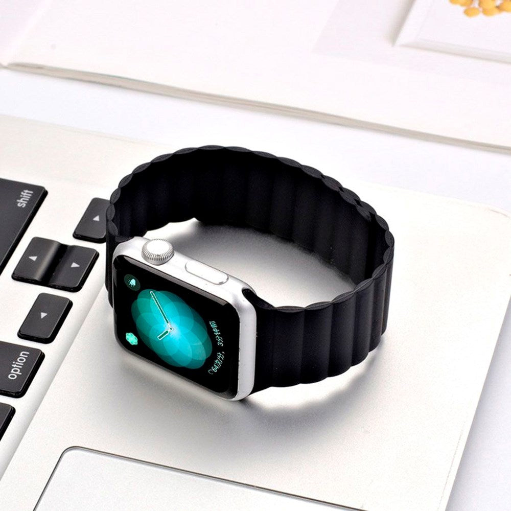 Lippa Apple Watch (42/44/SE/45/46/49mm) Magnetisk Silikone Urrem - Sort