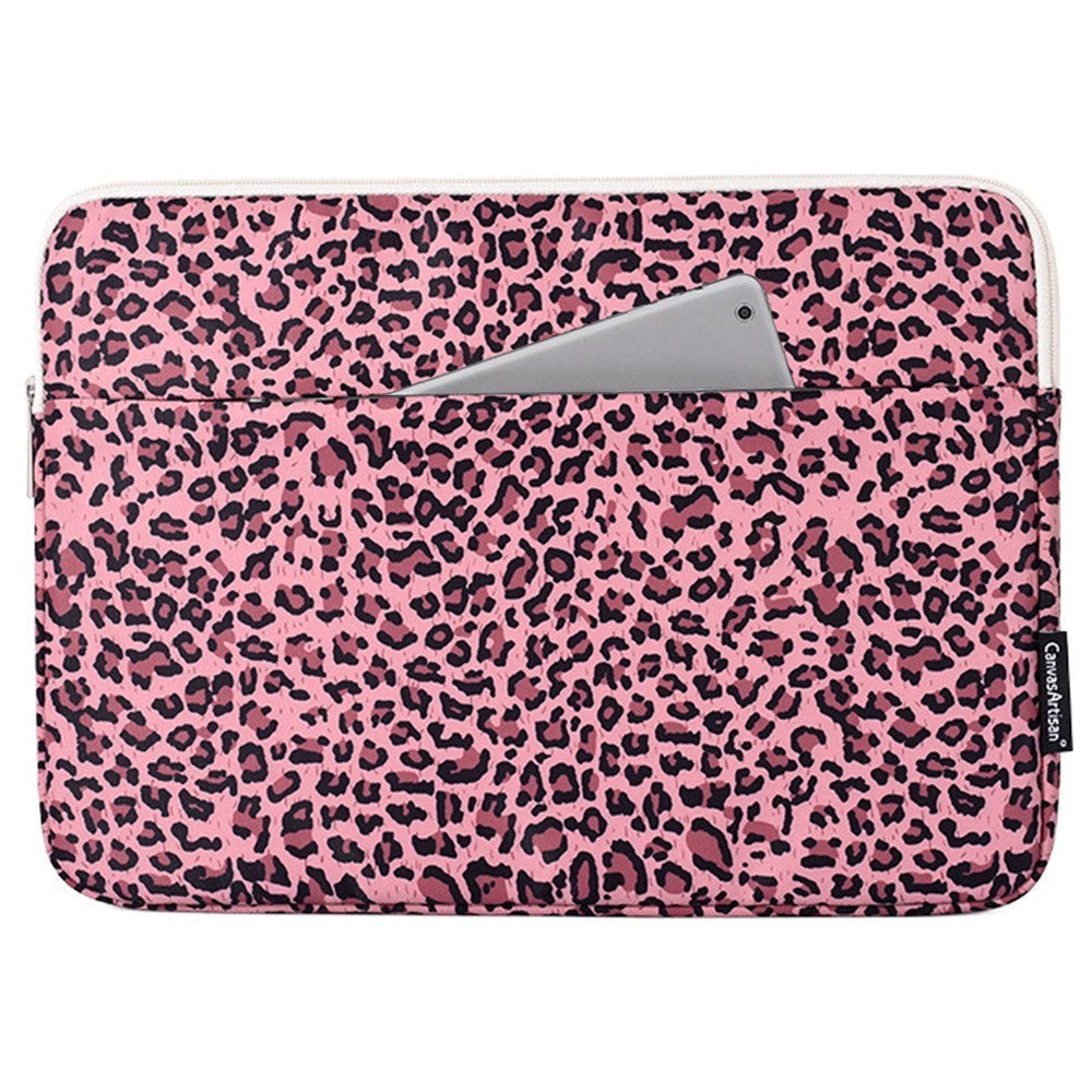 CanvasArtisan Stof Sleeve m. Leopard Motiv Til Bærbar PC / Macbook 15" - (39 x 28 x 2 cm) - Pink Leopard