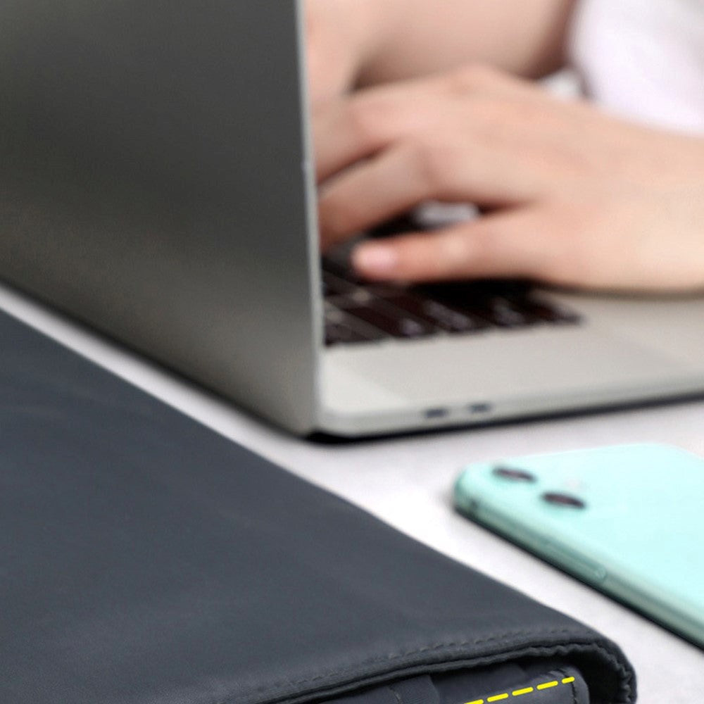 Bærbar 16” Nylon Sleeve (380 x 280 x 20mm) m. Ekstra opbevaring - Black