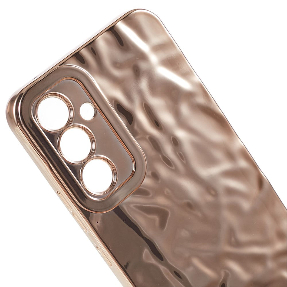 Samsung Galaxy A24 Skinnende Fleksibel Plastik Mobil Cover - Bølget Design - Guld