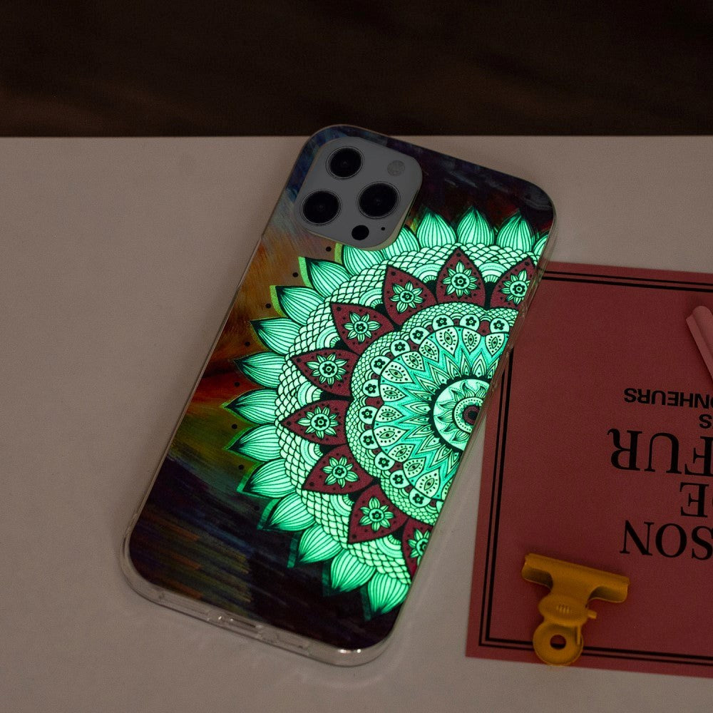 iPhone 15 Pro Selvlysende Fleksibel Mobil Cover af Plastik m. Print - Mandala Blomst
