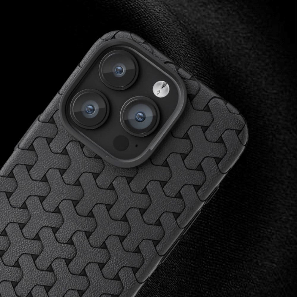 iPhone 15 Pro Fleksibelt Plastik Mobil Cover - Flettet Tekstur - Brun