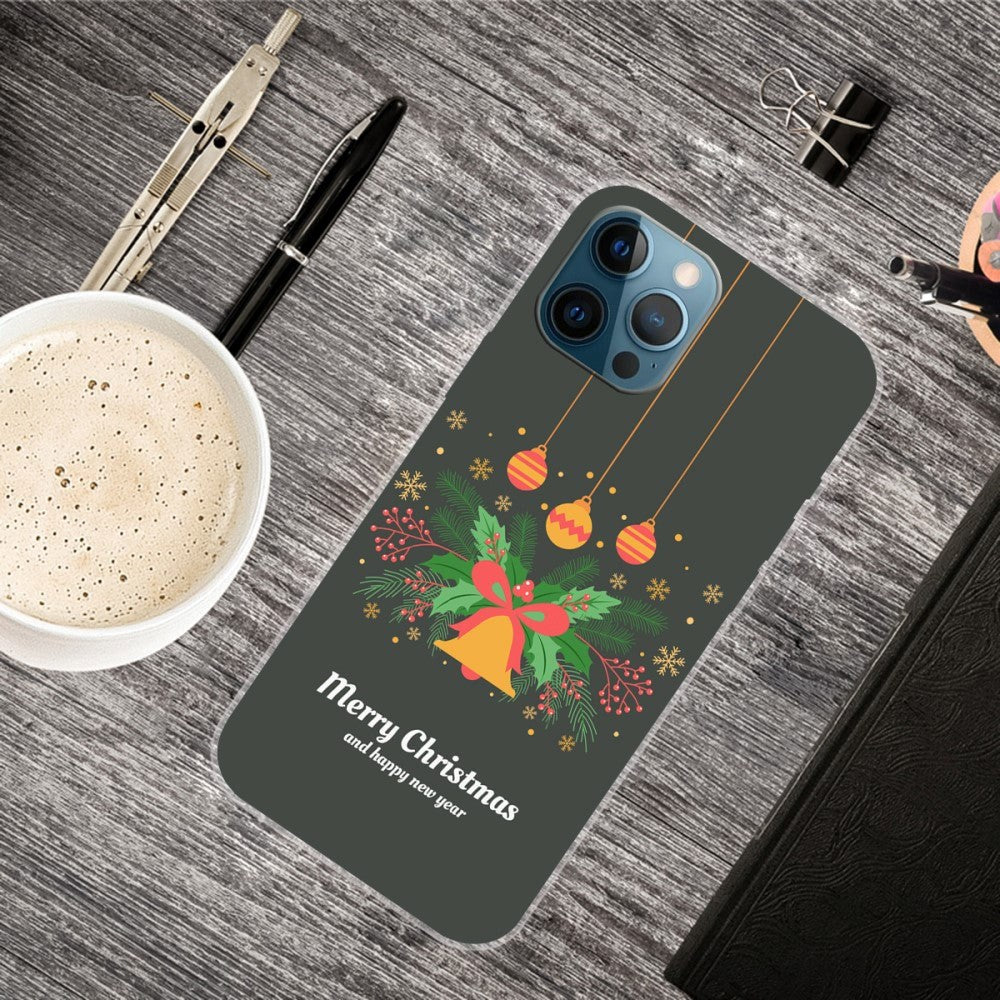 iPhone 15 Pro Fleksibelt Plast Mobil Jule Cover - Merry Christmas - Julekrans og Juleklokke