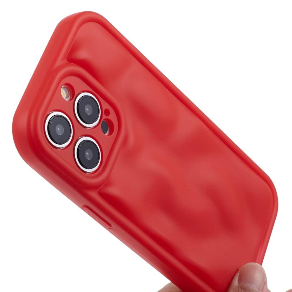 iPhone 15 Pro Fleksibelt Plastik Mobil Cover m. Bølget Udseende - Mat Rød