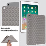 iPad 9.7 (2018-2017) / iPad Air 2 Fleksibelt Plastik Tablet Cover - Rhombe Design - Grå