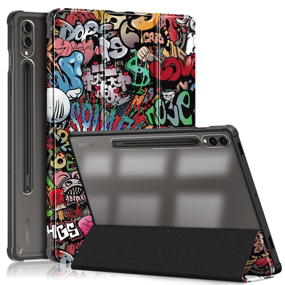 Samsung Tab S9+ (Plus) Tri-Fold Kunstlæder Tablet Cover m. Pen Holder - Gennemsigtig / Graffiti