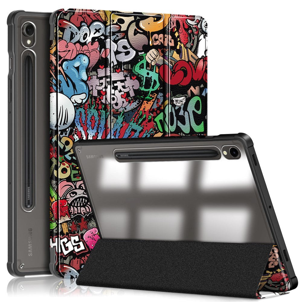 Samsung Tab S9 Tri-Fold Kunstlæder Tablet Cover m. Pen Holder - Gennemsigtig / Graffiti