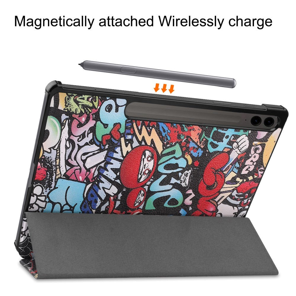 Samsung Galaxy Tab S9 FE+ (Plus) Tri-Fold Kunstlæder Tablet Cover m. Pen Holder - Graffiti