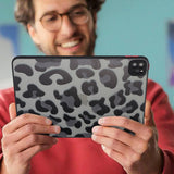 iPad Pro 11" (2022 / 2021 / 2020) Fleksibelt Plastik Bagside Cover - Mat Gennemsigtig / Leopard Prikker