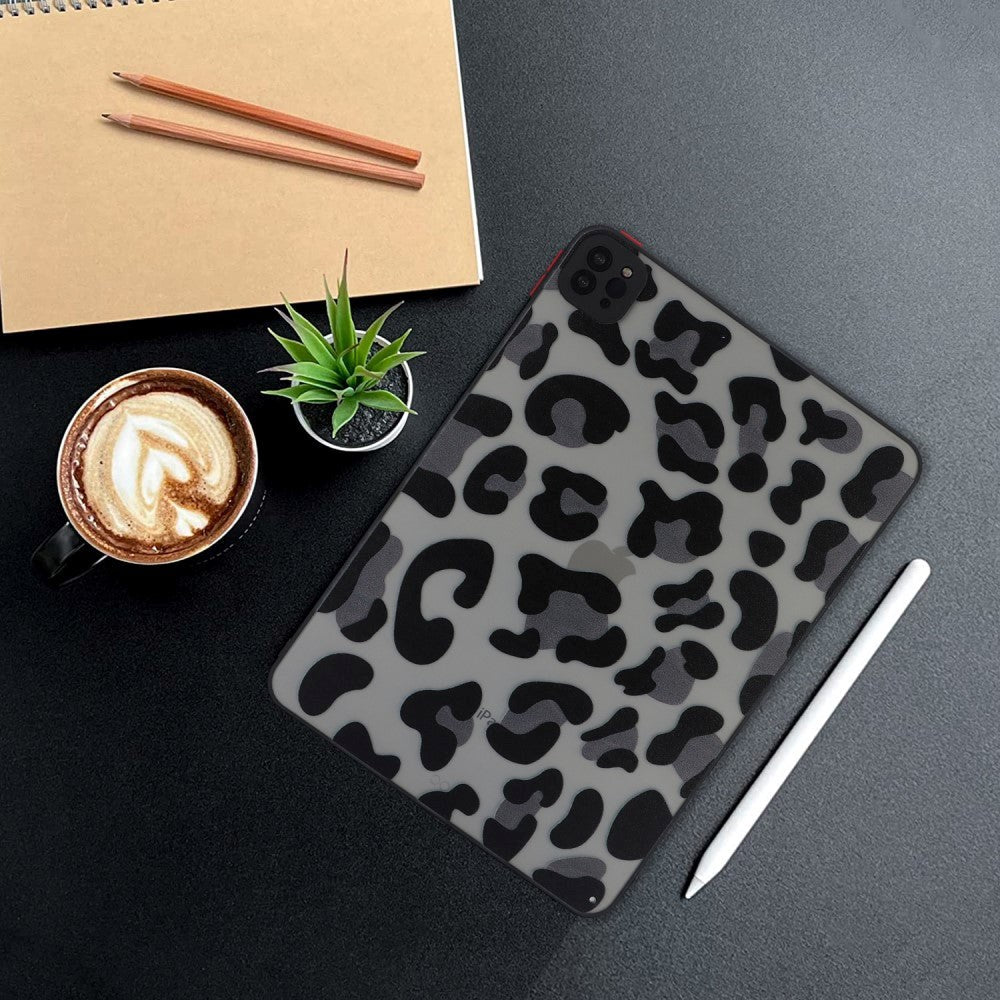 iPad Pro 11" (2022 / 2021 / 2020) Fleksibelt Plastik Bagside Cover - Mat Gennemsigtig / Leopard Prikker