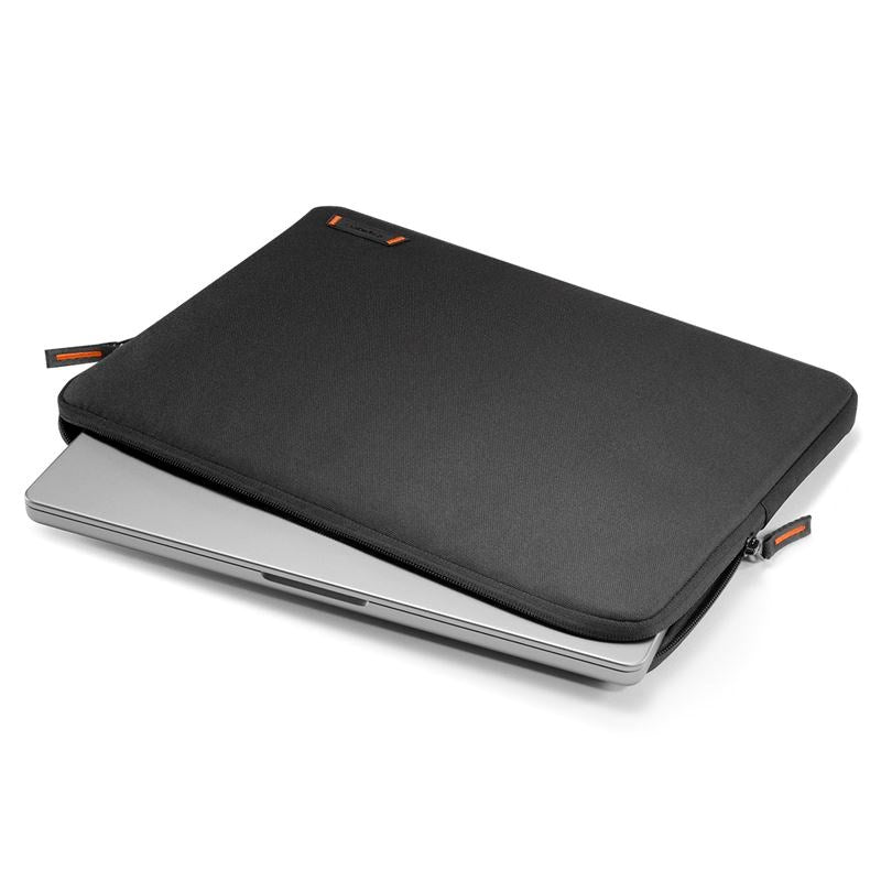 Spigen - MacBook / Laptop Sleeve 16" (38.5 x 27 x 2 cm) - Sort