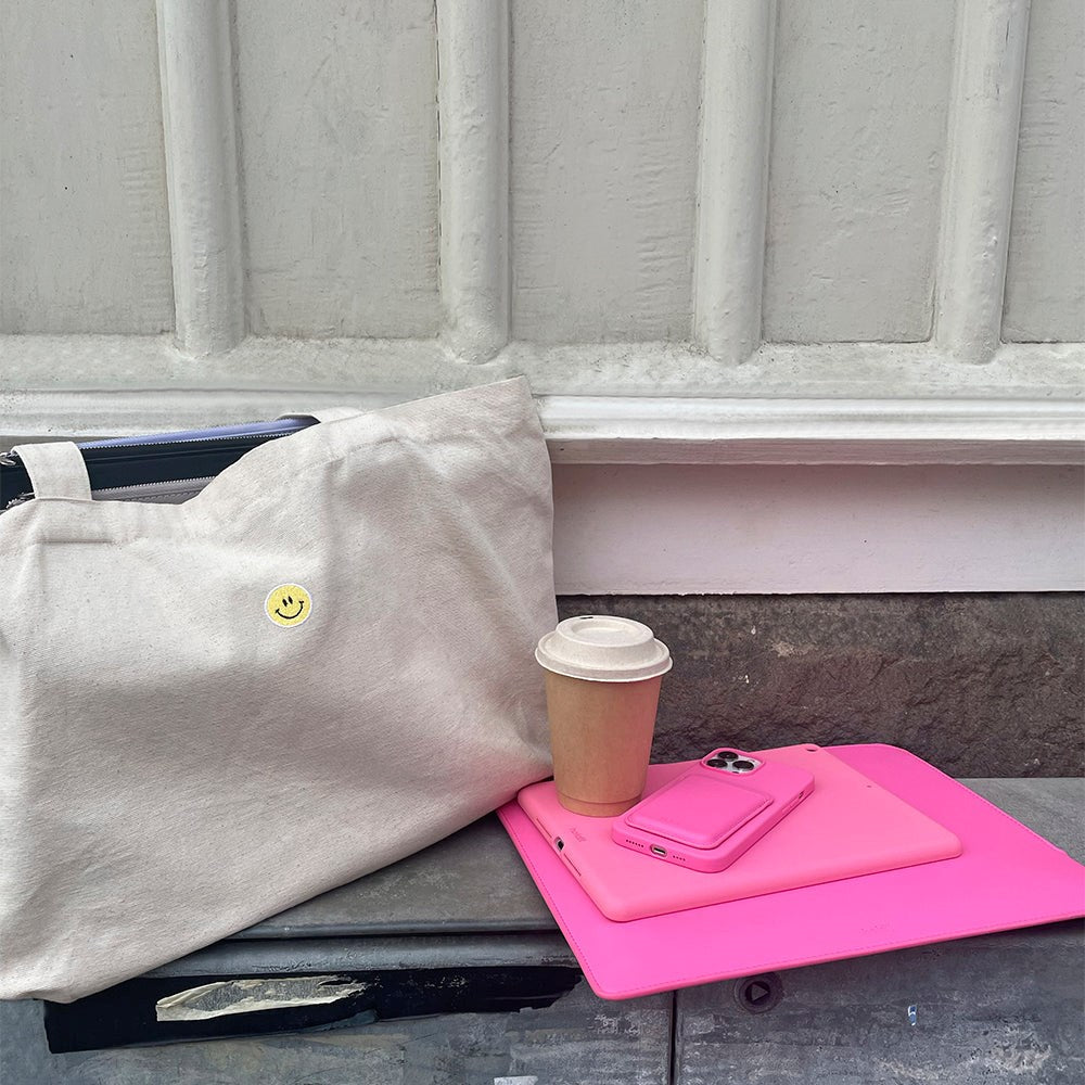 Holdit iPad 10.2" (2021 / 2020 / 2019) Silikone Bagside Mobil Cover - Bright Pink