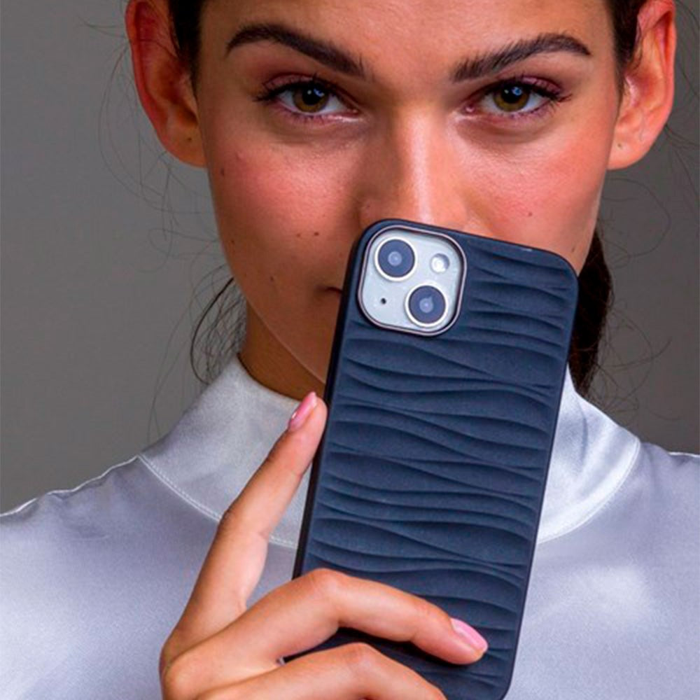 iPhone 14 Plus dbramante1928 Dune Bagside Cover - 100% Genbrugsplast - Sort