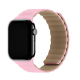 Apple Watch (42/44/SE/45/46/49mm) Holdit Silikone Rem m. Magnetlukning - Lyserød / Beige