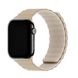 Apple Watch (42/44/SE/45/46/49mm) Holdit Silikone Rem m. Magnetlukning - Lys Beige / Beige