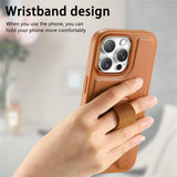 iPhone 16 Pro - Hårdt Plastik Cover m. Kunstlæder Bagside & Fingerrem - MagSafe Kompatibel - Brun