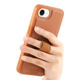 iPhone 17e / 16e - Hårdt Plastik Cover m. Kunstlæder Bagside & Fingerrem - MagSafe Kompatibel - Brun