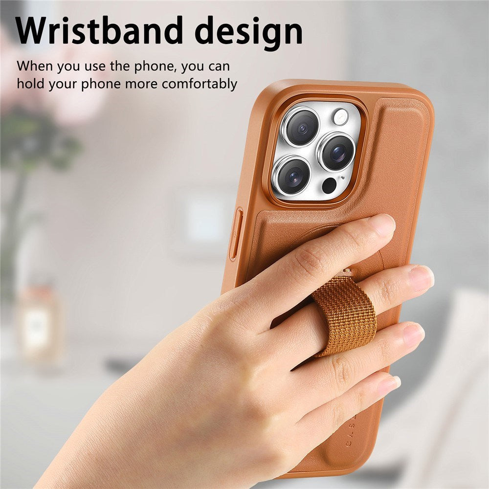 iPhone 15 Pro - Hårdt Plastik Cover m. Kunstlæder Bagside & Fingerrem - MagSafe Kompatibel - Brun