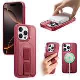iPhone 15 Pro - Hårdt Plastik Cover m. Kunstlæder Bagside & Fingerrem - MagSafe Kompatibel - Rød