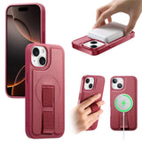 iPhone 15 - Hårdt Plastik Cover m. Kunstlæder Bagside & Fingerrem - MagSafe Kompatibel - Rød