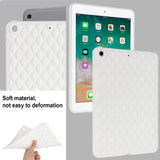 iPad 9.7 (2018-2017) / iPad Air 2 Fleksibelt Plastik Tablet Cover - Rhombe Design - Hvid