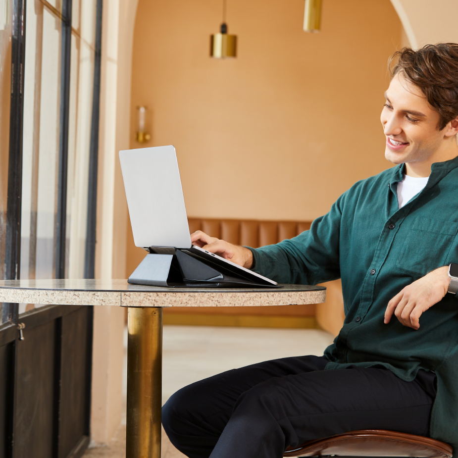 MOFT Laptop Vegansk Læder Sleeve 13" - Indbygget Stander (30.5 x 21.5 cm) - Sort