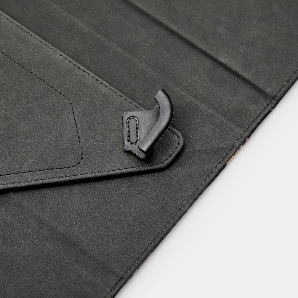 Trunk - Universal Flip Cover (24.5 x 17.5 x 1 cm) - Black Flower